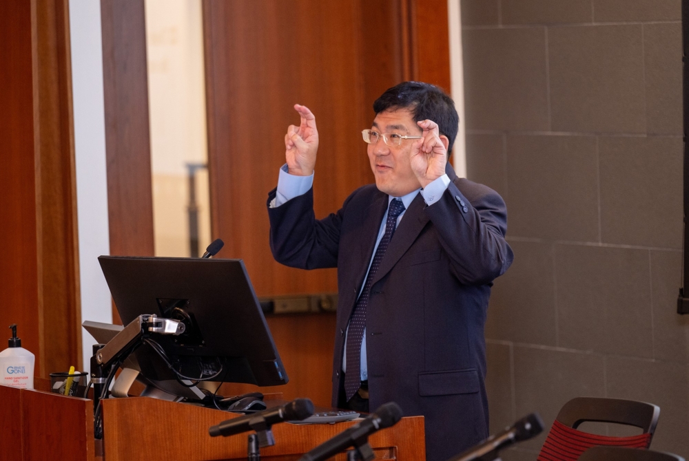 Chang-ching-Li talking during conference.