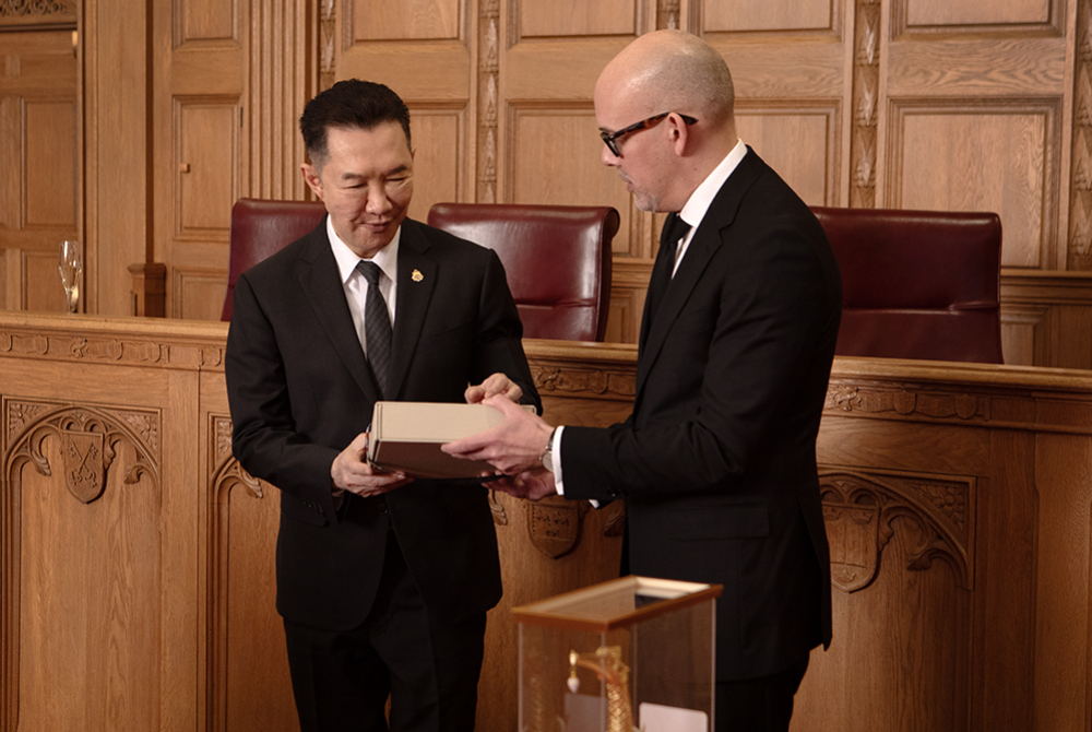 Dean Jens Ohlin giving gift to Chief Justice.